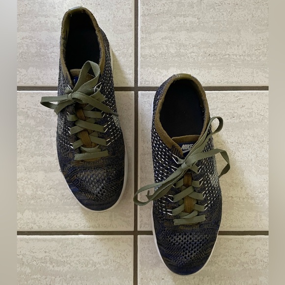 mesh knit nike sneaks. - Picture 3 of 5